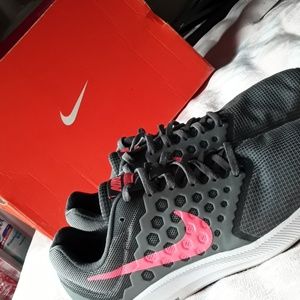 💖NWOT NIKE Sneakers Gray, White & Pink.. sz 10W💖